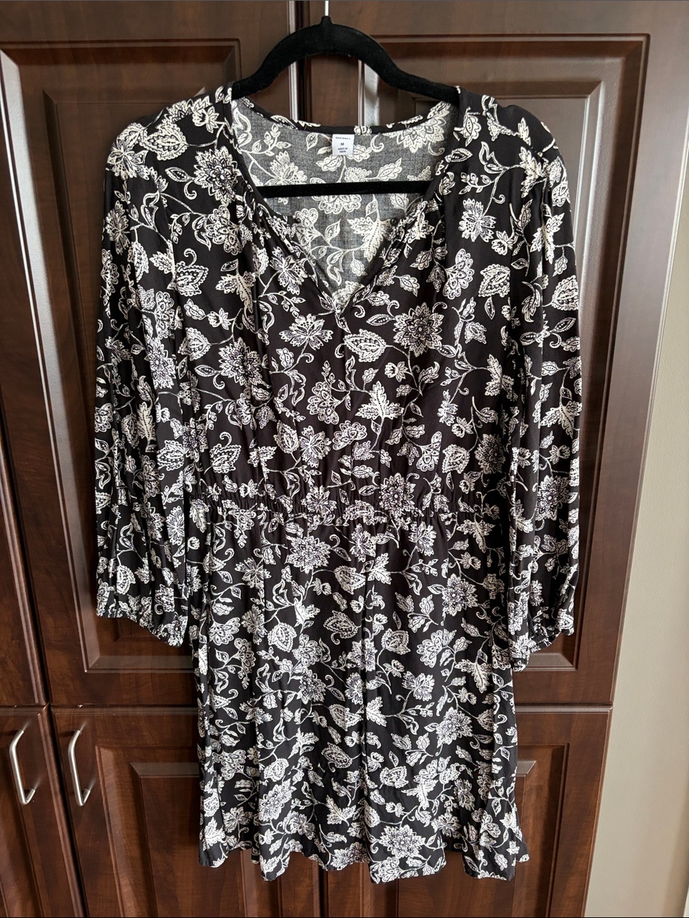Old Navy Black & White Floral V-Neck Dress
